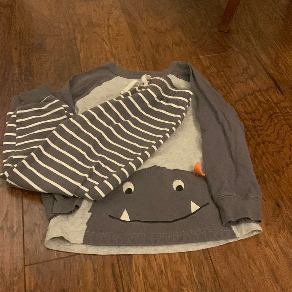 Boys Carters size 5 T pajamas
